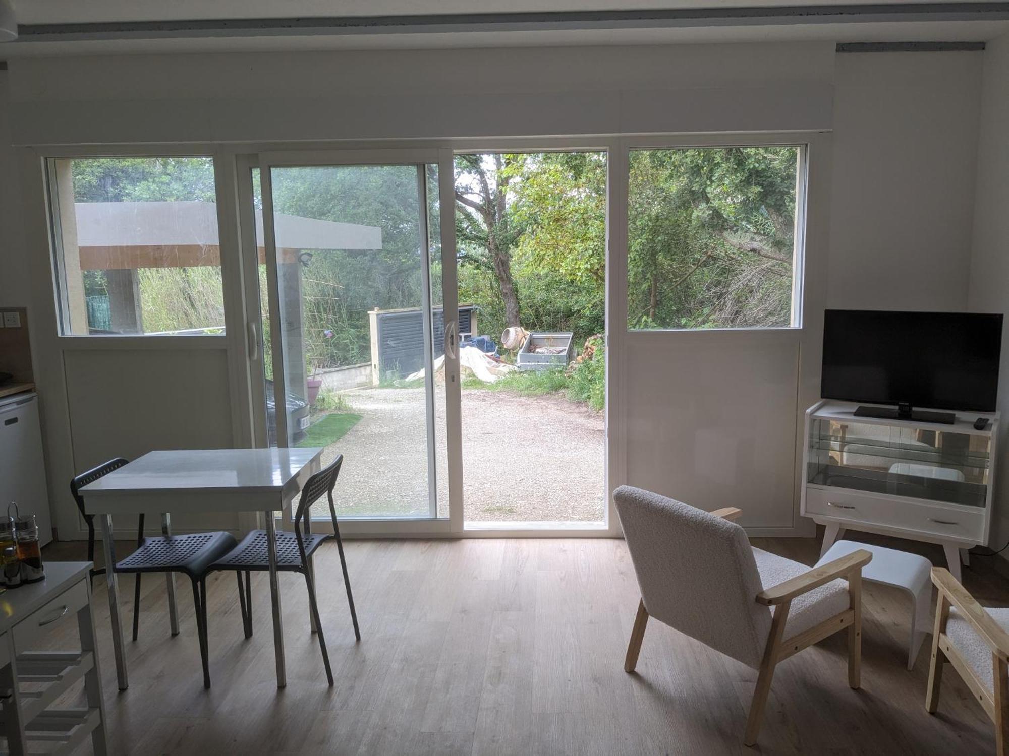 Studio Ceret Luaran gambar